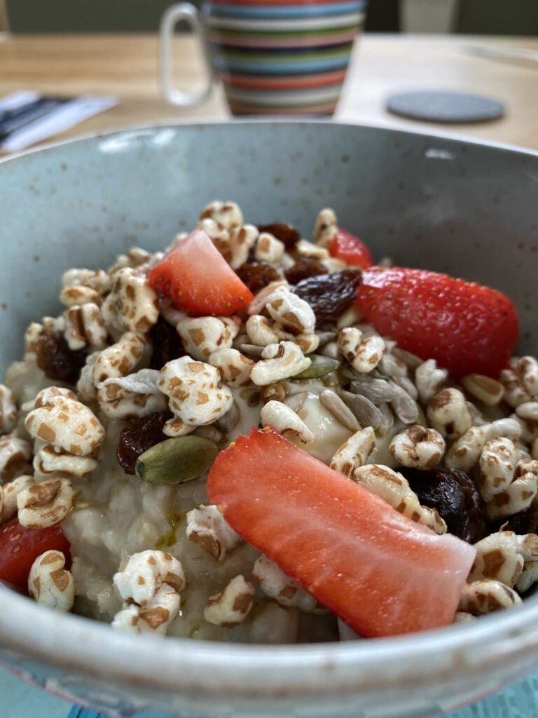 veganes Frühstück: Porridge mit Erdbeeren